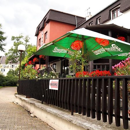 דצ'ין Hotel Faust מראה חיצוני תמונה