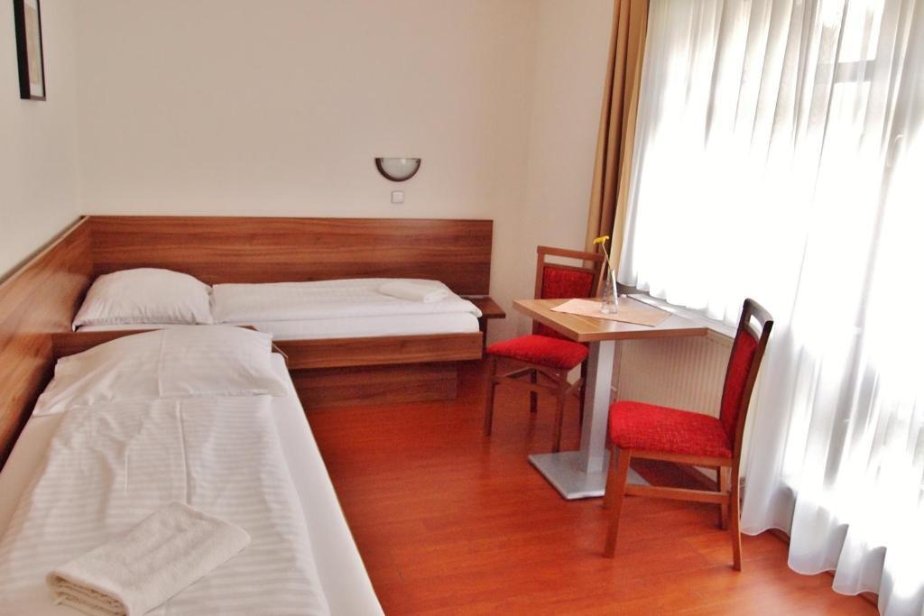 דצ'ין Hotel Faust מראה חיצוני תמונה