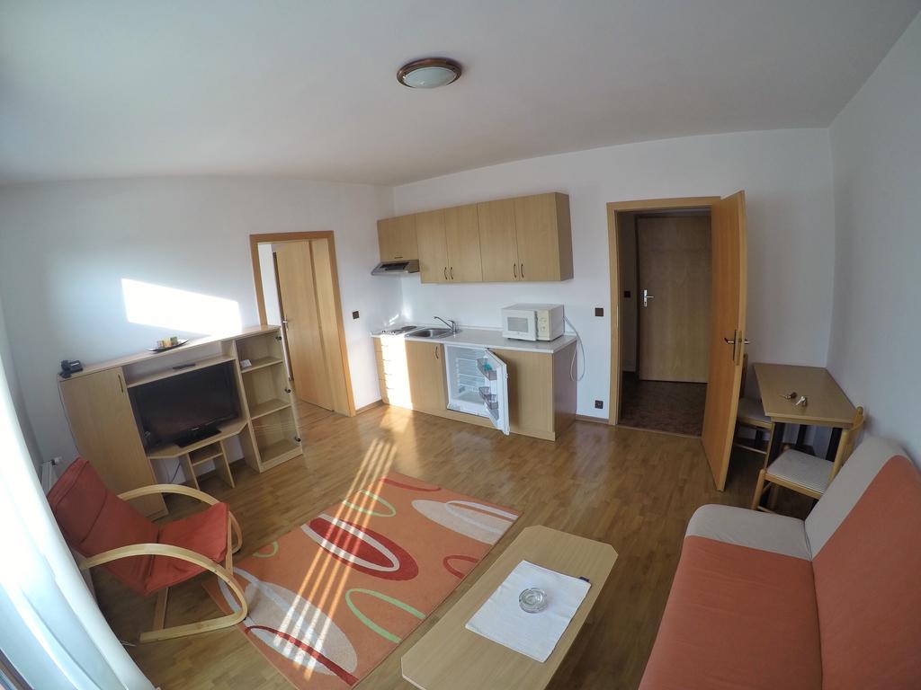 דצ'ין Hotel Faust מראה חיצוני תמונה