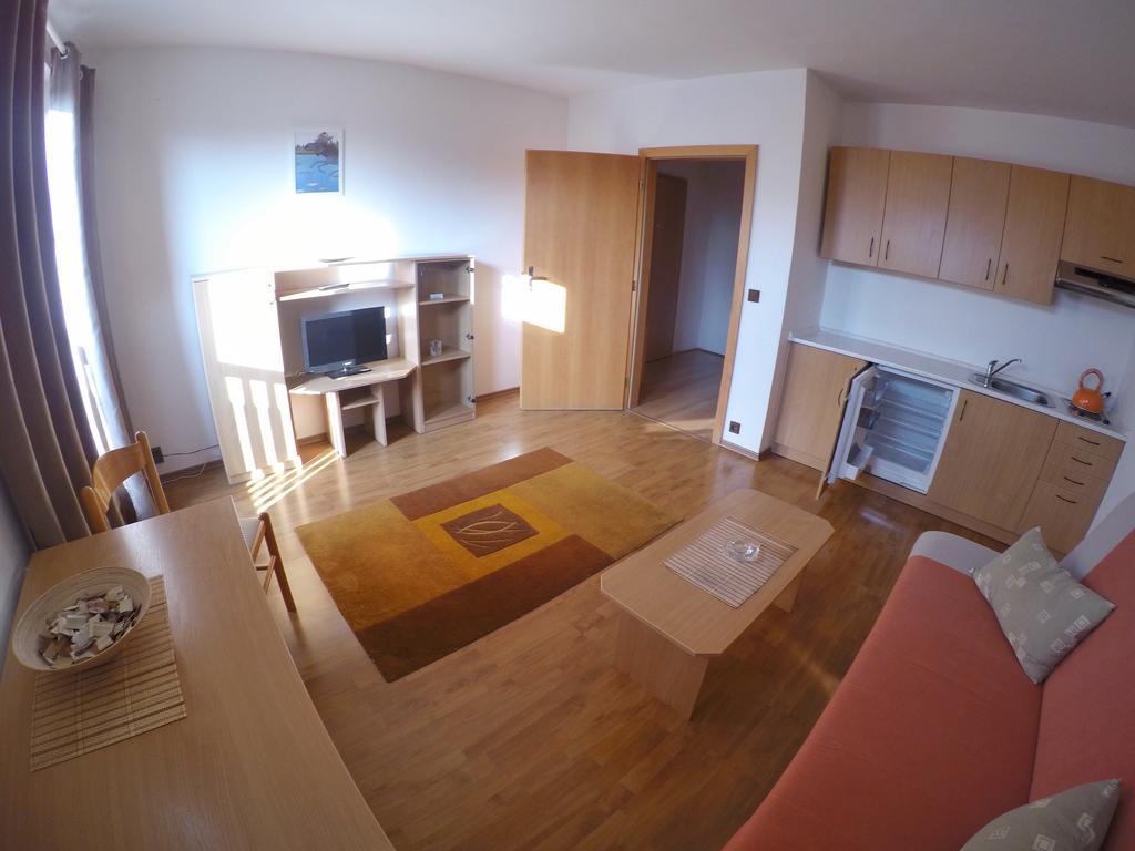 דצ'ין Hotel Faust מראה חיצוני תמונה