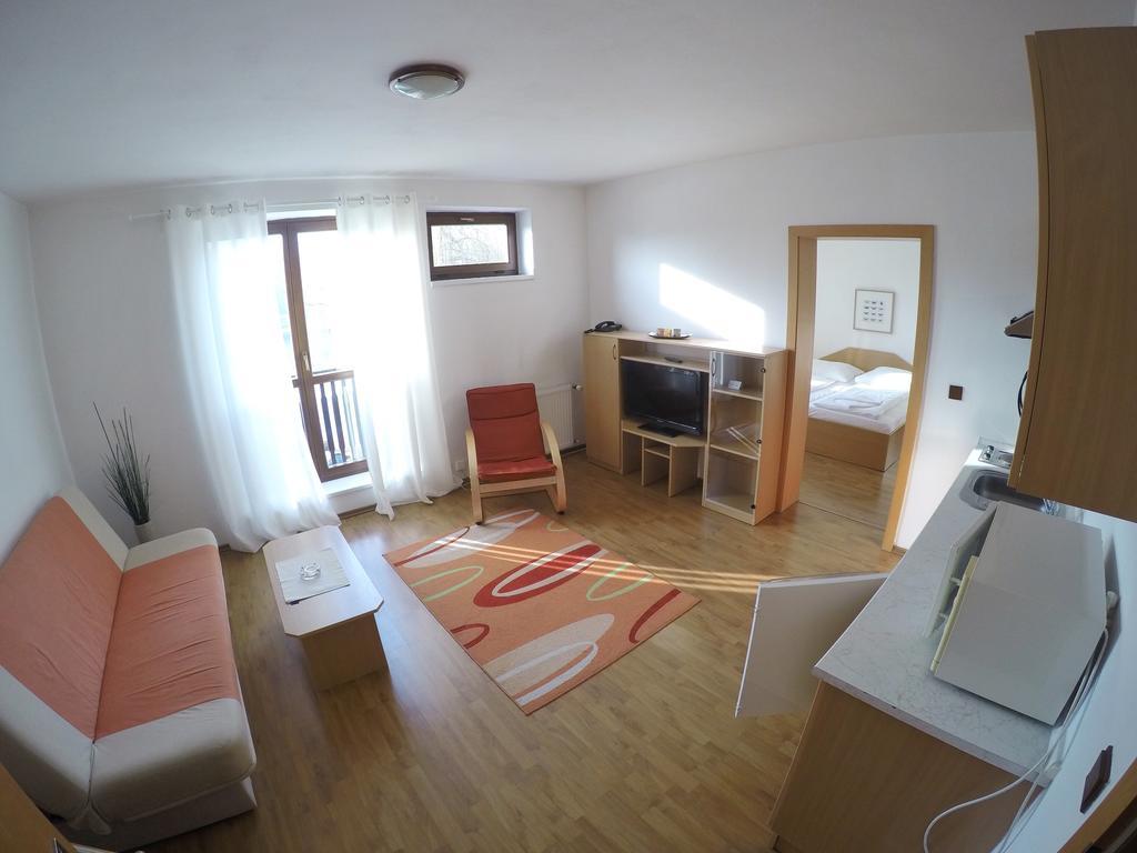 דצ'ין Hotel Faust מראה חיצוני תמונה