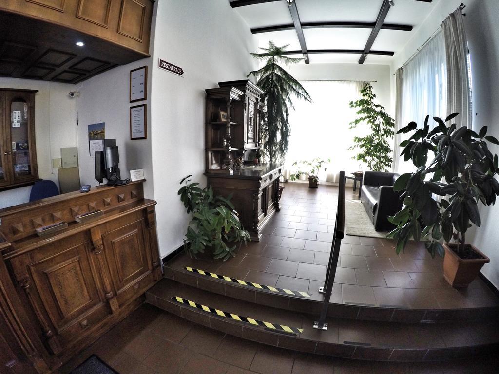 דצ'ין Hotel Faust מראה חיצוני תמונה