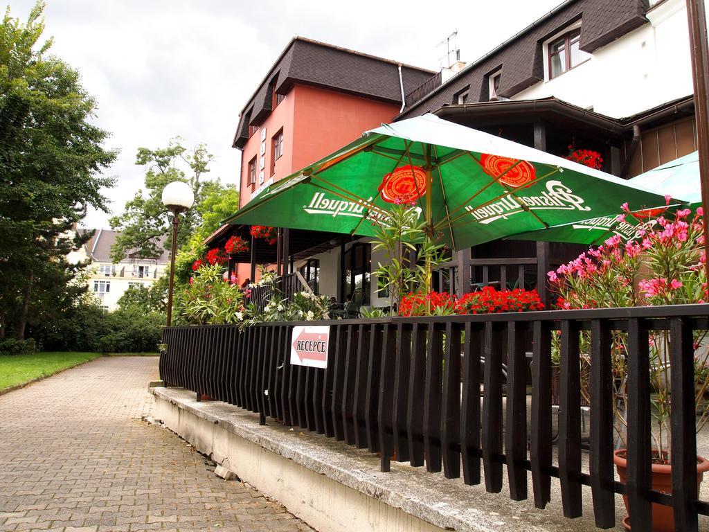 דצ'ין Hotel Faust מראה חיצוני תמונה