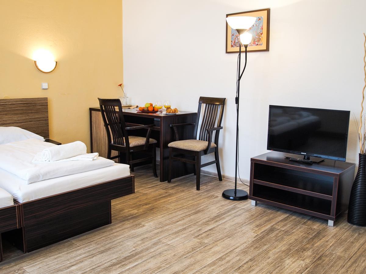 דצ'ין Hotel Faust מראה חיצוני תמונה