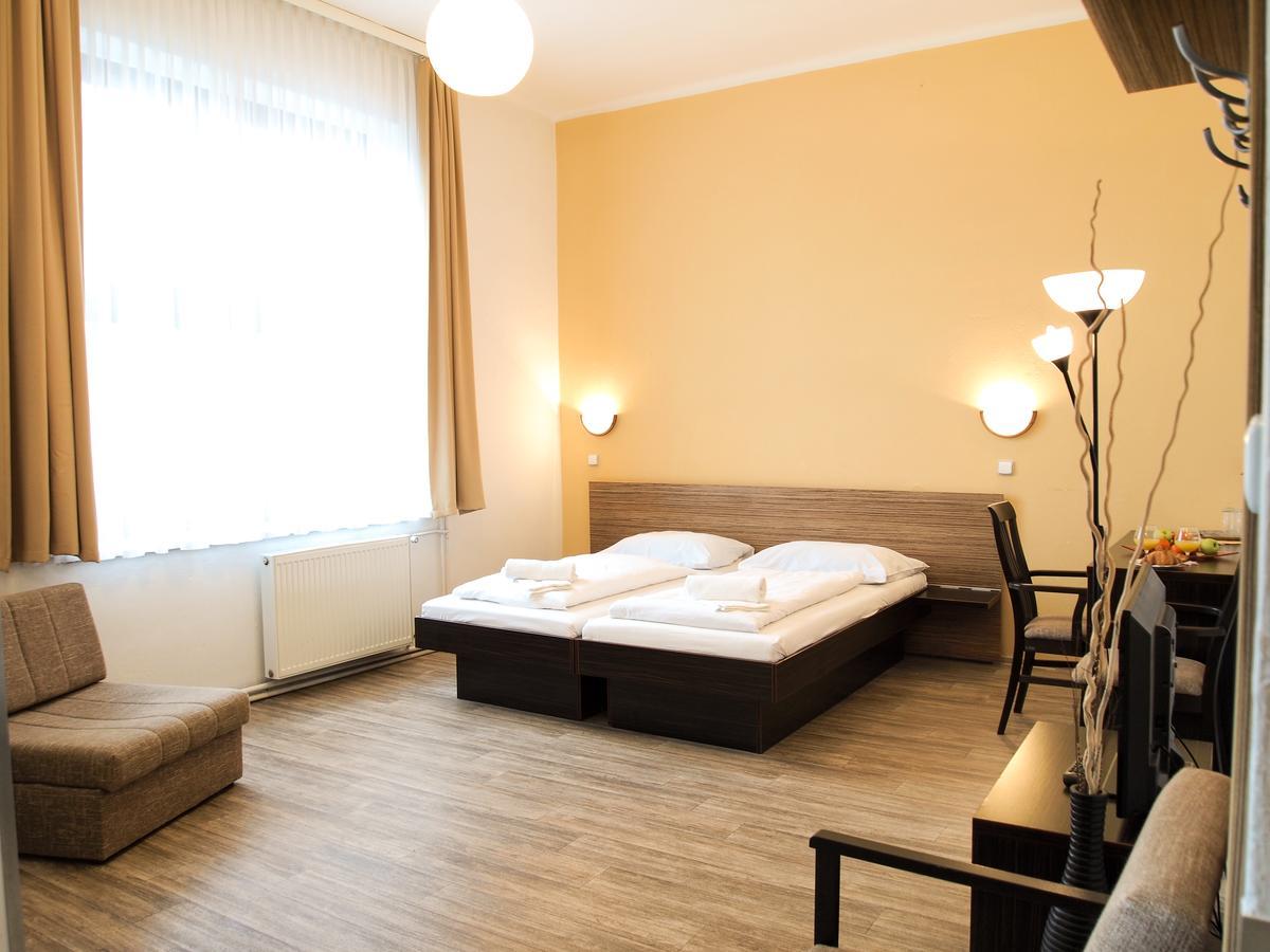 דצ'ין Hotel Faust מראה חיצוני תמונה