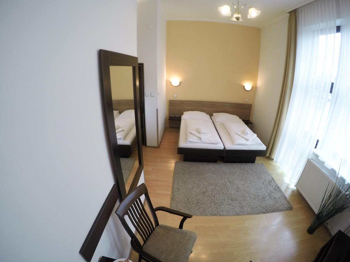 דצ'ין Hotel Faust מראה חיצוני תמונה