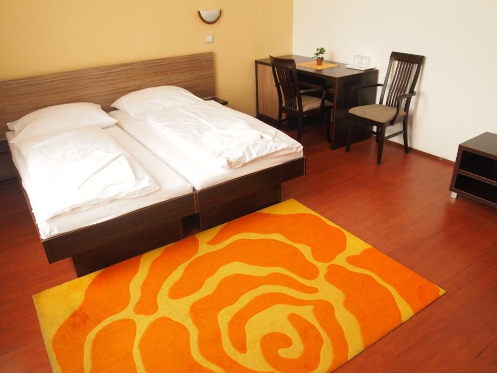 דצ'ין Hotel Faust מראה חיצוני תמונה